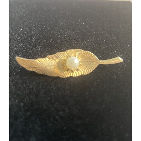 Vintage Gilded Leaf Brooch Pin Gold Tone Faux Pearl 2.25" - Picture 2 of 5